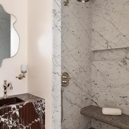 Sublim With Ac Next To Arc De Triomphe Paříž