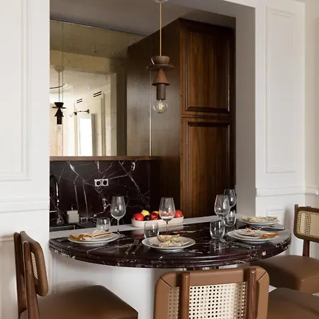 Sublim With Ac Next To Arc De Triomphe Paříž