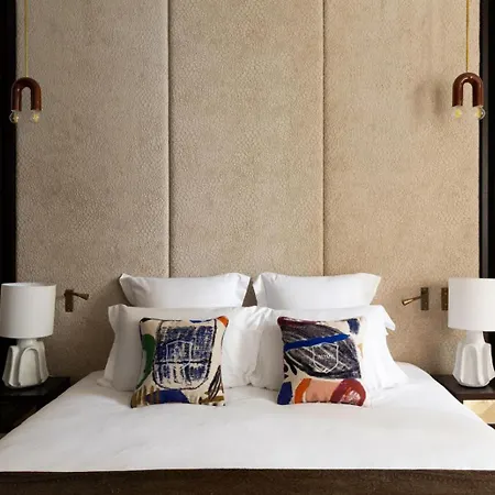 Sublim With Ac Next To Arc De Triomphe Paříž