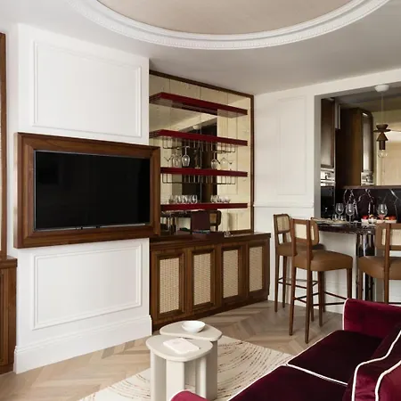 Sublim With Ac Next To Arc De Triomphe Paříž