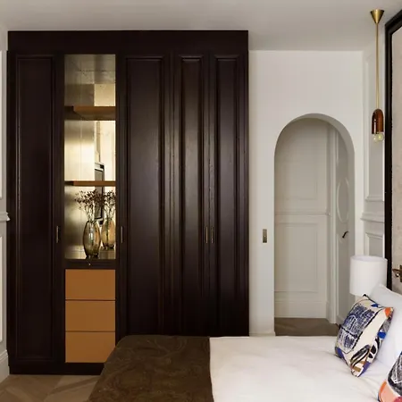 Sublim With Ac Next To Arc De Triomphe *