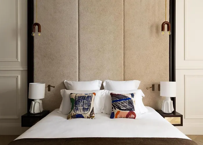 Sublim With Ac Next To Arc De Triomphe Paris
