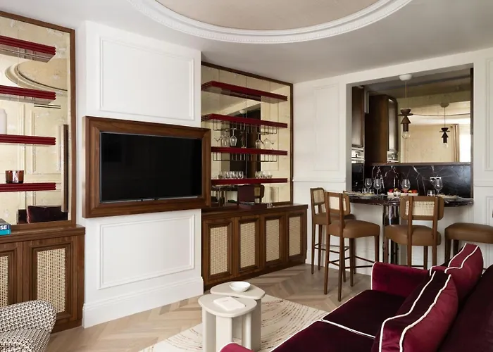 Sublim With Ac Next To Arc De Triomphe Párizs