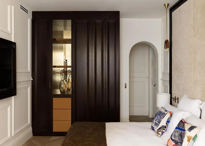 Sublim With Ac Next To Arc De Triomphe *